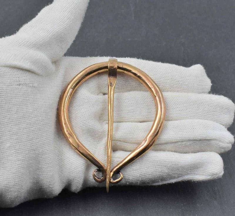 Große Ringfibel aus Bronze für Reenactment von Belanas Schatzkiste auf Hand